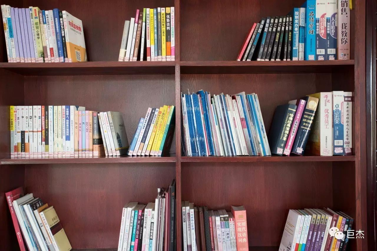 书香浓浓传真情——巨杰机电图书室正式成立